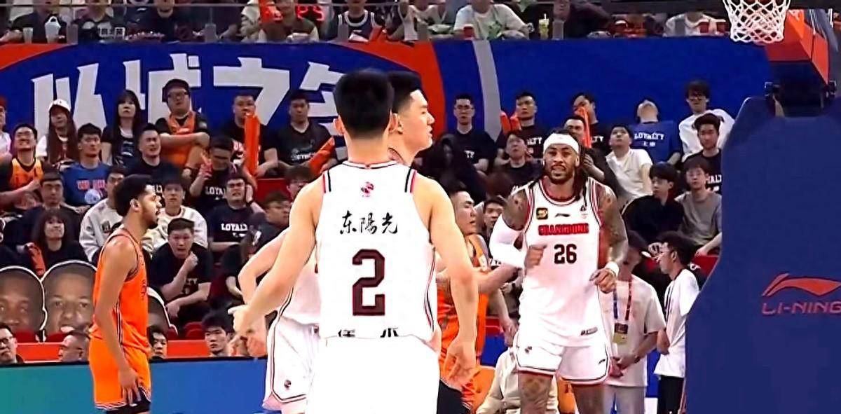 九游体育-橄榄球大师赛焦点战：岭北麒麟队鏖战嵩山旋风队，新星闪耀。全面提速抢占先机的简单介绍